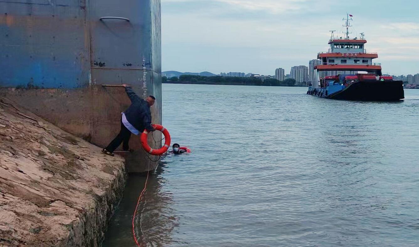 【视频】今天凌晨，镇江大港汽渡发生惊险一幕，原因是......